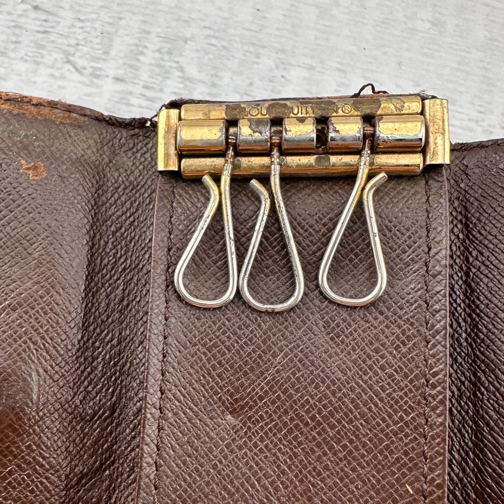 AUTHENTIC Louis Vuitton key holder. - Picture 8 of 12